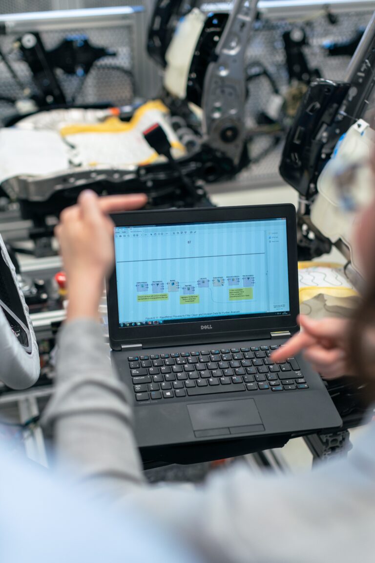 ingénieur salarié de OUIPACTE intervenant sur une prestation technique avec son ordinateur